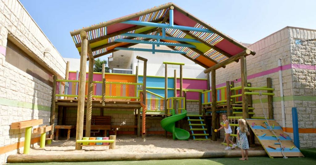 Divertida y colorida área de juegos al aire libre para niños en kid’s spot nursery