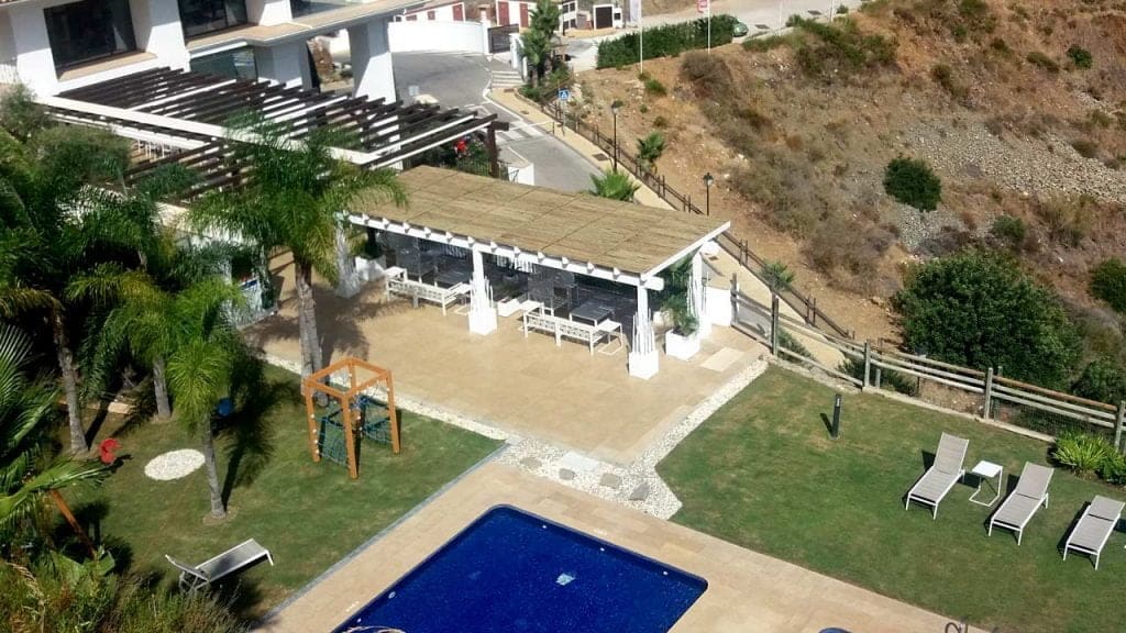 Benahavis Hills pergola madera vigas cuadradas semisombra vista aerea