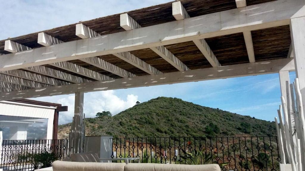 Benahavis Hills pergola vigas cuadradas cubierta listones