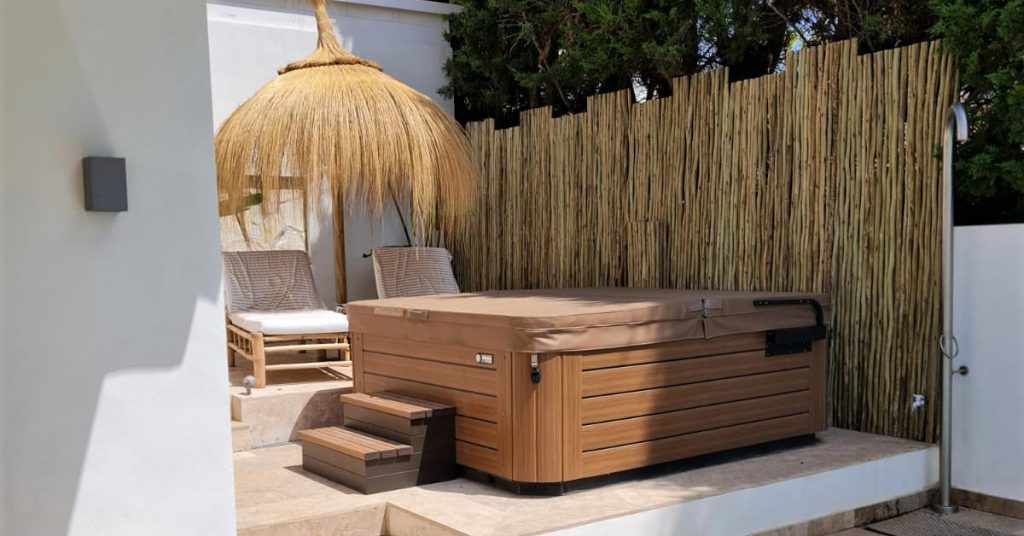 Jacuzzi with timber lath fencing